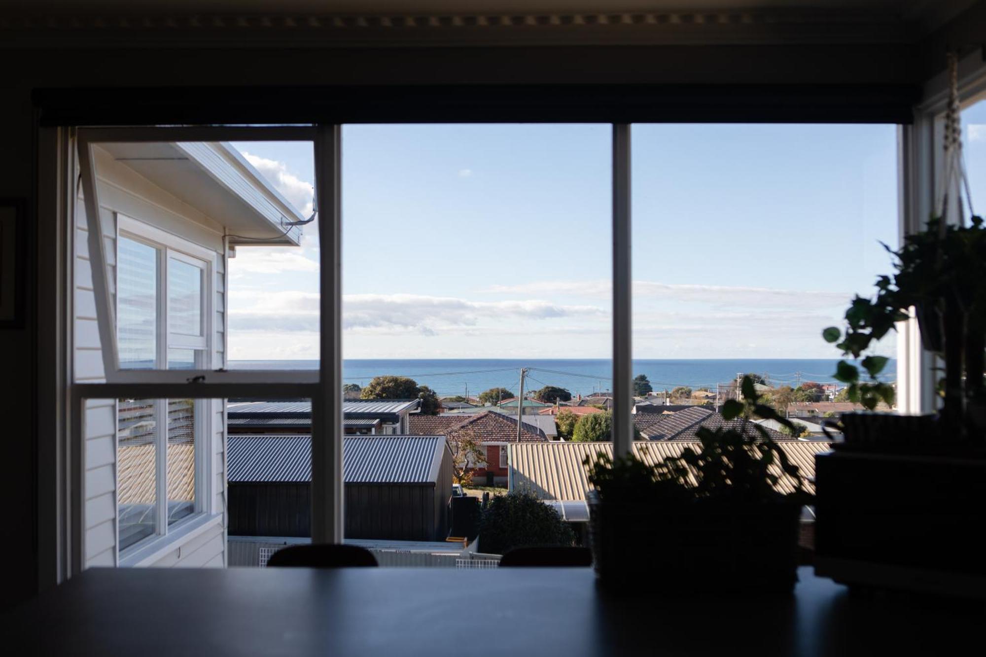 Elegant With Coastal Views * Devonport